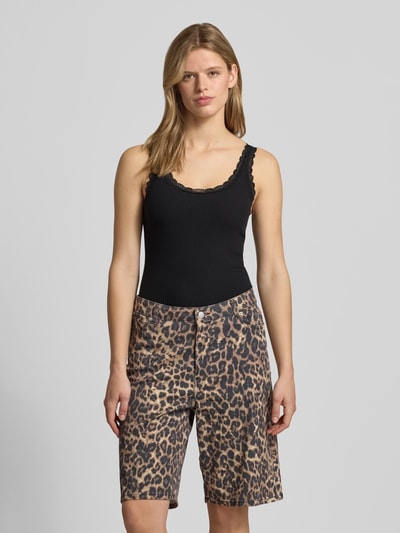 Frauenmodel trägt Slim Fit Tanktop aus reiner Baumwolle Modell 'DIMARTINI_B' von Hugo Blue in Schwarz, unifarben mit Logo Print, Ganzkörperansicht von vorne