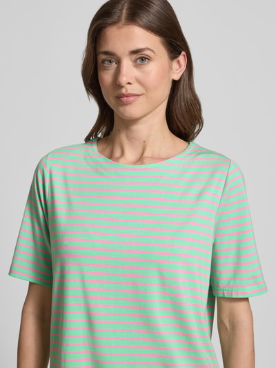 Frauenmodel trägt Relaxed Fit T-Shirt aus Viskose-Mix von Milano Italy, Damen T-Shirt mit Rundhalsausschnitt, Kurzärmelig, Nahaufnahme Oberkörper.