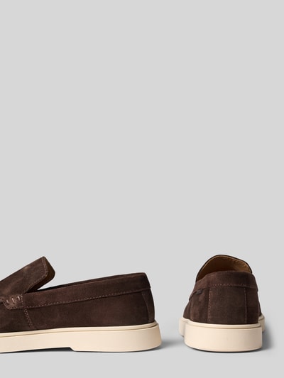 Produktfoto, Loafer aus echtem Leder Modell 'Liam' von PS Poelman in Dunkelbraun, runde Form, leicht profilierte helle Sohle, Struktur Wildleder, Herren Loafer, Absatzhöhe 2 cm, Schafthöhe 6 cm, Schaftweite 12 cm