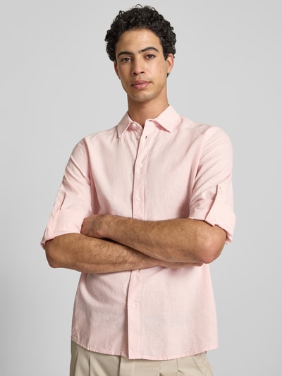 Männermodel trägt Regular Fit Freizeithemd mit Kentkragen Modell 'ABAN' von Blend in zartem Rosa, Knopfleiste, Ganzkörperansicht von vorne, Rückenlänge bei Größe M 80 cm, Schulterbreite 42 cm, Ärmellänge 67 cm.