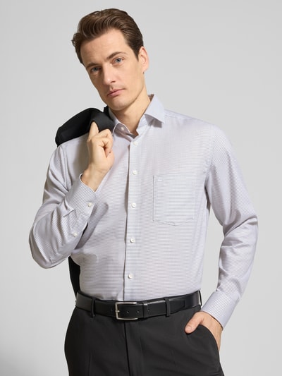 Männermodel trägt Regular Fit Business-Hemd mit Kentkragen von OLYMP, Reine Baumwolle, Brusttasche, Langärmelig, Sportmanschetten, Nahaufnahme Oberkörper.