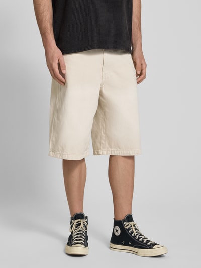 Männermodel trägt Straight Fit korte broek in denimlook model 'Kolar' van PEGADOR, puur katoen, 5-pocketmodel, knoop- en ritssluiting, bandwijdte maat 32: 43 cm, binnenbeenlengte maat 32: 33 cm, Ganzkörperansicht van voren