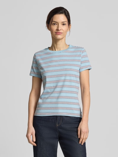 Kobiece modelka nosi Regular Fit T-Shirt aus reiner Baumwolle von Tom Tailor Denim, wielokolorowe paski, jersey, widok całej sylwetki z przodu.