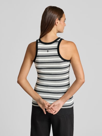 Vrouwenmodel draagt tanktop met ronde hals model 'ALEXO' van Samsøe Samsøe, mix van katoen en elastaan, nauwsluitend, ruglengte maat S 55 cm, rugaanzicht