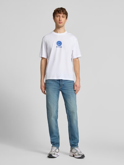 Männermodel trägt Herren T-Shirt Regular Fit T-Shirt aus reiner Baumwolle Modell 'Nunarix' von HUGO, Optik: Unifarben, Label-Print, Jersey, Rundhals, Kurzarm, Material: reine Baumwolle, Ganzkörperansicht von vorne.
