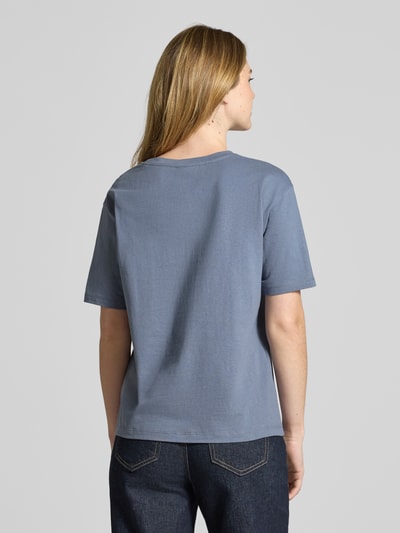 Kobiece modelka nosi T-shirt z nadrukiem z motywem i okrągłym dekoltem od Jake*s Casual z bawełny ekologicznej, krój relaxed fit, długość tyłu w rozmiarze S 59 cm, kolor niebieski, gładka tekstura, widok całej sylwetki z tyłu.