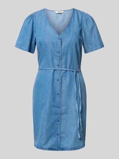 Produktfoto, Tailliertes Jeanskleid aus Baumwoll-Lyocell-Mix Modell 'EVIDA-BEA' von Only in Denim-Optik mit Mini-Länge, V-Ausschnitt, Knopfleiste, Kurzarm und Taillengürtel.