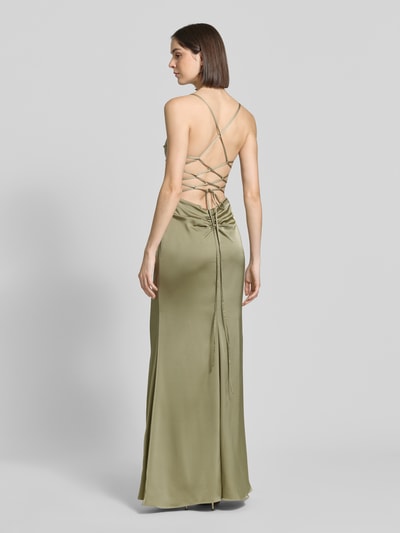 Frauenmodel trägt Abendkleid mit rückseitig überkreuzten Spaghettiträgern von Mascara aus Satin mit Körpernaher-Schnitt als Maxikleid, detailreiche Rückseite mit Schnürung und Haken-Reißverschluss, Rückenlänge 160 cm, Brustweite 38 cm, Ganzkörperansicht Rückansicht.