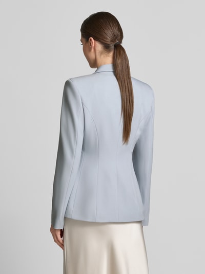 Frauenmodel trägt Blazer mit Reverskragen und Pattentaschen von Jake*s Collection, hellblau, Material-Mix mit Stretch-Anteil, taillierter Schnitt, Rückenlänge 65 cm, Brustweite 46 cm, Ärmellänge 63 cm, Ganzkörperansicht Rückansicht.