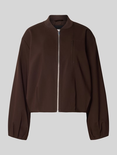 Produktfoto, Blouson mit Stehkragen Modell 'Necily' von Someday, brązowy, elastyczny materiał z dodatkiem wiskozy, szeroki krój, zamek błyskawiczny, kieszeń napoleonka, długość tyłu w rozmiarze 36: 53 cm, szerokość ramion w rozmiarze 36: 46 cm, szerokość klatki piersiowej w rozmiarze 36: 57 cm, długość rękawa w rozmiarze 36: 57 cm