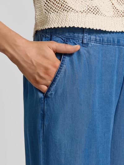 Frauenmodel trägt Hose aus Lyocell mit Eingrifftaschen Modell 'KOSMO' von B.Young in Blau, weites Bein, Detailaufnahme, Bundweite 38 cm, Innenbeinlänge 62 cm, Größe 36.