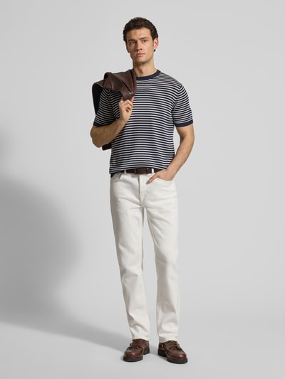 Männermodel trägt Regular Fit Jeans mit Eingrifftaschen von Gant in Weiß, Baumwoll-Elasthan-Mix, Ganzkörperansicht von vorne.