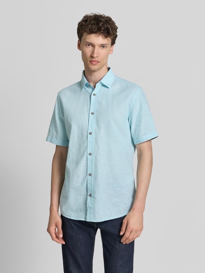 Männermodel trägt Regular Fit Freizeithemd aus Leinen-Baumwolle-Mix von Tom Tailor, Optik: Unifarben, Passform: Regular-Fit, Hemdkragen: Kentkragen, Knopfleiste: Einreihig, Ärmelform: Kurzarm, hellblau, glatte Textur, Ganzkörperansicht von vorne.