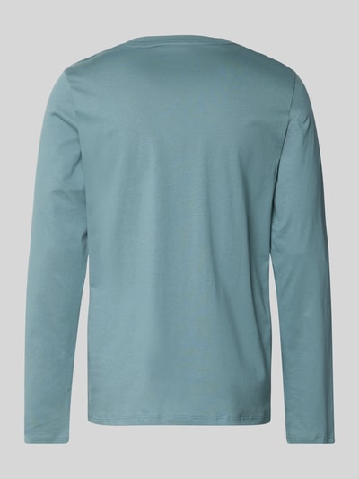 Männermodel trägt Longsleeve mit geripptem Rundhalsausschnitt von Schiesser in Blau, reine Baumwolle, Regular Fit, Ganzkörperansicht Rückansicht