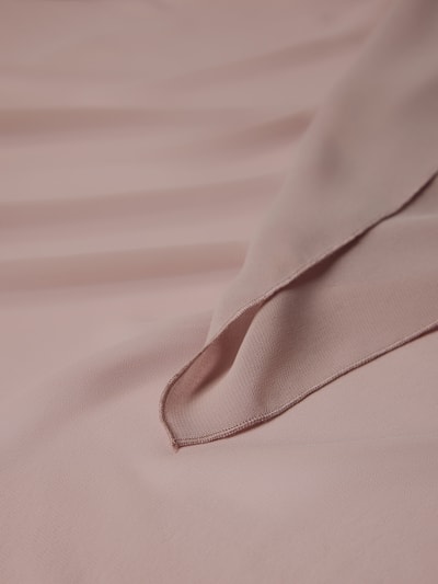Produktfoto, Schal in rechteckiger Form von Christian Berg Cocktail, zartrosa Farbe, glatte Oberfläche mit feiner Textur.