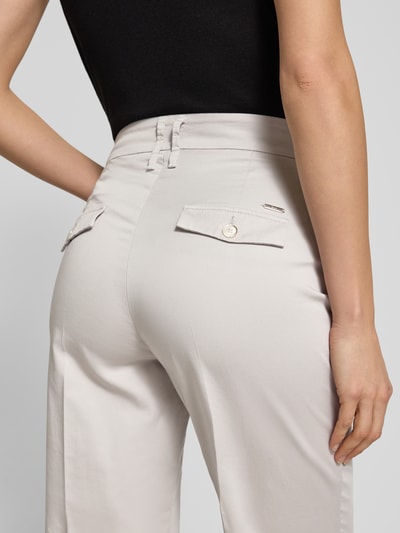 Frauenmodel trägt Hose in verkürzter Passform Modell 'Mara S' von Brax, Baumwoll-Mix, helle Farbe, Nahaufnahme Rückansicht.