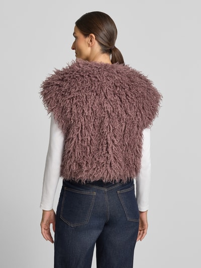 Vrouwenmodel draagt Cropped bodywarmer uit Imitatiebont Model 'GILET' van Liu Jo White in mauve, korte fit, ruglengte maat 36: 47 cm, schouderbreedte: 54 cm, borstwijdte: 50 cm, kunstbontstructuur, Ganzkörperansicht Rückansicht.