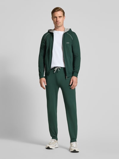 Männermodel trägt Regular Fit Sweatjacke aus Baumwoll-Mix Modell 'Mix&Match Jacket H' von BOSS in Dunkelgrün, Ganzkörperansicht von vorne, Herren Sweatjacke von BOSS.