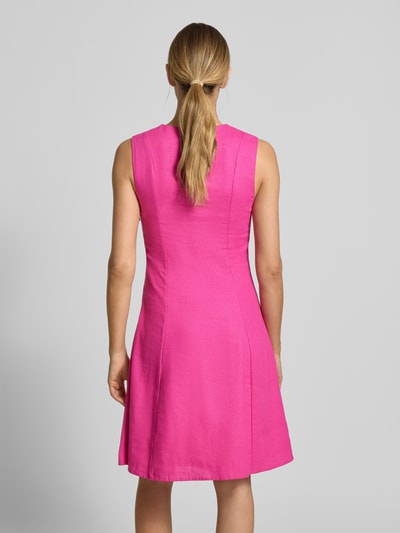Frauenmodel trägt Knielanges Kleid aus Leinen-Mix mit Schlüsselloch-Ausschnitt von GUIDO MARIA KRETSCHMER WOMAN in Pink, Gerader-Schnitt, Knielänge, Modell 'Ricarda', Leinen-Viskose-Mix, Rückenlänge 95 cm, Brustweite 42 cm, Ganzkörperansicht Rückansicht.