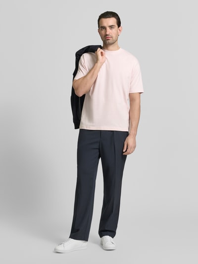 Männermodel trägt Regular Fit T-Shirt aus reiner Baumwolle von MCNEAL in Hellrosa mit Rundhalsausschnitt, Kurzarm, Ganzkörperansicht von vorne.