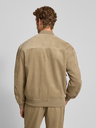 Mężczyzna model nosi beżowy bluzon z bawełny Regular Fit Blouson aus reiner Baumwolle model 'MADS' od Jake*s Studio Men, widok całej sylwetki od tyłu.