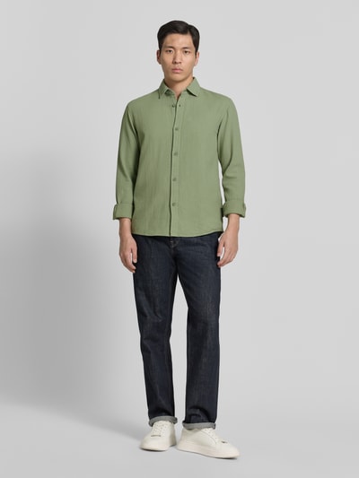 Männermodel trägt Relaxed Fit Freizeithemd aus reiner Baumwolle von Tom Tailor Denim, Optik: Unifarben, Ganzkörperansicht von vorne