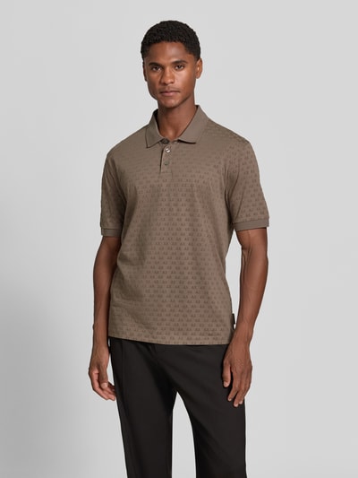 Männermodel trägt Regular Fit Poloshirt aus reiner Baumwolle von Armani Exchange, Polokragen, Allover-Logo-Print, Ganzkörperansicht von vorne.