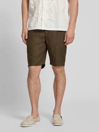 Männermodel trägt Leinen Shorts mit Eingrifftaschen Modell 'PANDRUP' von Casual Friday, Farbe Braun, Straight Fit, Ganzkörperansicht von vorne.
