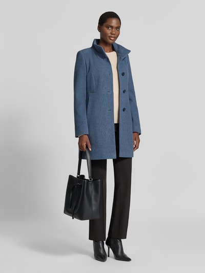 Frauenmodel trägt Mantel aus Woll-Mix mit Stehkragen von FUCHS SCHMITT, taillierte Passform, Blau, glatte Textur, Ganzkörperansicht von vorne.