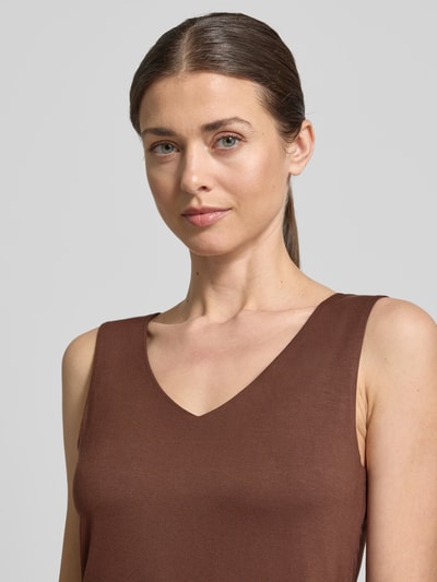 Frauenmodel trägt Damen Top mit V-Ausschnitt Modell 'Marica' von Soyaconcept, Lyocell-Elasthan-Mix, Slim-Fit, Nahaufnahme Oberkörper.