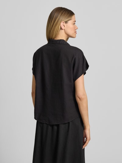 Frauenmodel trägt Regular Fit Hemdbluse aus Leinen-Mix Modell 'Falakka' von B.Young in Schwarz mit Kurzarm und Hemdblusenkragen, Ganzkörperansicht Rückansicht.