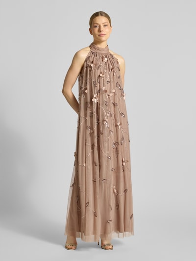 Frauenmodel trägt Relaxed Fit Maxikleid mit floralem Allover-Pailettenbesatz von Adrianna Papell in Beige mit Stehkragen, Mesh-Textur, Ganzkörperansicht von vorne.