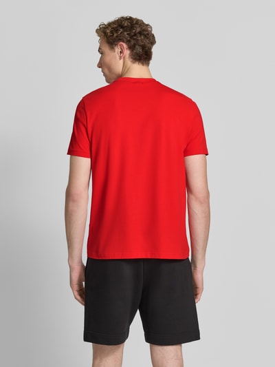 Męski model nosi Regular Fit T-Shirt aus Baumwoll-Mix von BOSS Green, intensywnie czerwony, prosta faktura, całkowity widok z tyłu.