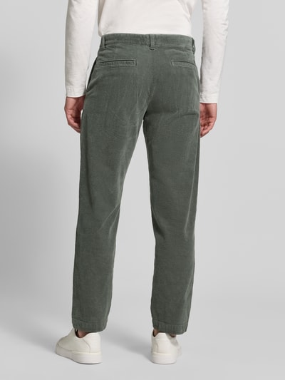 Männermodel trägt Tapered Fit Chino aus Baumwoll-Mix von BOSS, grün, strukturierte Textur, Hosenform locker, Herren Chino von BOSS Orange, Ganzkörperansicht Rückansicht.