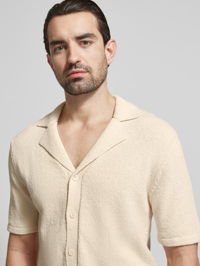 Mannelijk model draagt Regular Fit Freizeithemd mit Reverskragen van Profuomo, beige, katoenmengsel, knoopsluiting, borstpartij, close-up voorkant
