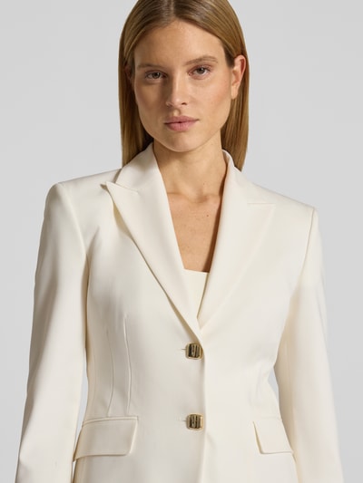 Frauenmodel trägt Shaped Fit Blazer mit steigendem Revers Modell 'ASMALLA' von HUGO, Optik: Unifarben, 2-Knopf-Verschluss, Pattentaschen, Nahaufnahme Oberkörper.
