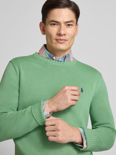 Mężczyna nosi Sweter z dzianiny z prążkowanymi wykończeniami, okrągły dekolt, wyhaftowane logo Polo Ralph Lauren, bawełna, krój regular fit, długość tyłu 67 cm, długość rękawa 66 cm, pastelowe kolory, faktura dzianiny, nahaufnahme oberkörper.