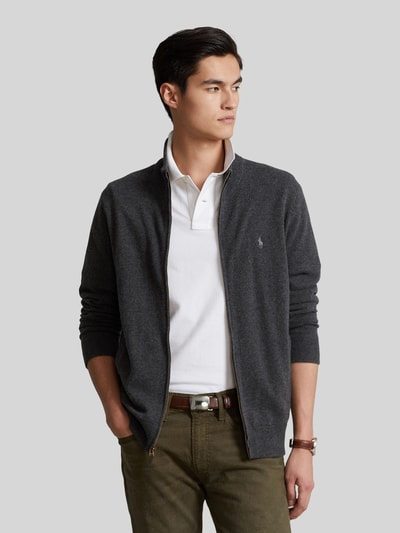 Mannenmodel draagt Regular fit gebreid jack uit pure wol van Polo Ralph Lauren in antracietgrijs, Heren, Ganzichaamsaanzicht van voren.