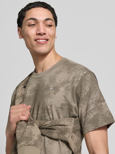 Männermodel trägt T-Shirt aus Baumwolle mit Rundhalsausschnitt von G-Star Raw, Allover-Look, sandbeige, Regular Fit, Nahaufnahme Oberkörper.