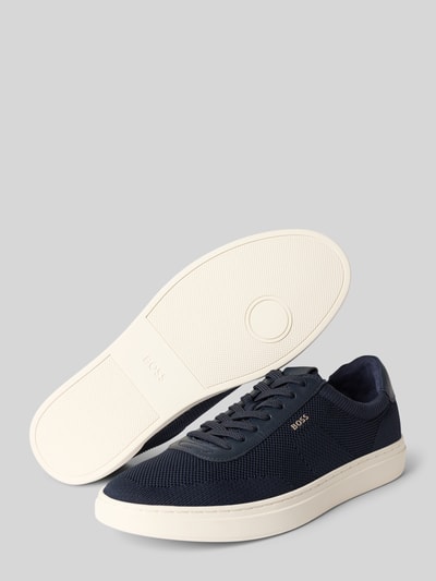 Produktfoto, Low Top Sneaker mit Echtleder-Besatz Modell 'KIERAN' von BOSS in Optik: Unifarben, runde Schuhspitze, flache Absatzform, Label-Schriftzug, Schnürung, strukturierte Sohle, Herren Sneaker, dunkles Obermaterial, weiße strukturierte Sohle.