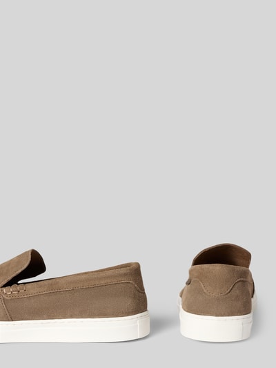 Produktfoto, Loafers aus Leder mit glatter Sohle von PS Poelman voor heren, echt leer, afgeronde punt, comfortmodel, gladde zool, hakhoogte maat 44: 3 cm, schachthoogte maat 44: 6 cm, schachtbreedte maat 44: 13 cm, bruine kleur, witte zool, zachte textuur.