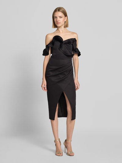 Vrouwenmodel draagt Knielanges Cocktailkleid im Off-Shoulder-Look mit Volants van Lipsy, Materiaalmix met stretch, nauw aansluitend, knielengte, loopsplit, ruglengte maat 36: 92 cm, borstwijdte 33 cm, kleur zwart, gladde textuur, Ganzkörperansicht van voren.