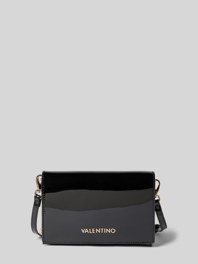 Produktfoto, Shoulder Bag mit Label-Applikation Modell 'EMBER' von VALENTINO BAGS in glänzendem Schwarz mit goldfarbenem Schriftzug, rechteckige Form, glatte Textur, Hauptfach mit Überschlag und Magnetverschluss, abnehmbarer Schulterriemen, Innenfach mit Reißverschluss, Steckfächer