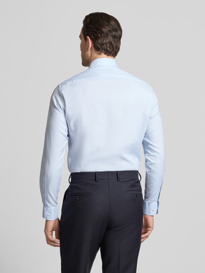 Männermodel trägt Regular Fit Freizeithemd aus reiner Baumwolle von Tommy Hilfiger in Optik: Unifarben, Popeline, Ganzkörperansicht Rückansicht.