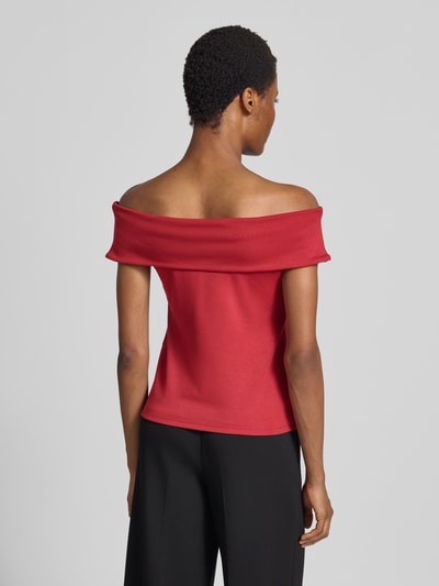 Männermodel trägt Blusenshirt im Off-Shoulder-Design von MORE, mieszanka modalu i elastanu, prosty krój, dekolt bandażowy, Długość tyłu w rozmiarze 36: 41 cm, Ganzkörperansicht Rückansicht