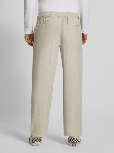 Männermodel trägt Leinenhose mit Bindegürtel Modell 'KARL MYKONOS' von Jack & Jones aus Leinen-Viskose-Mix, Relaxed-Fit, helle Farbe, Knopf- und Reißverschluss, französische Eingrifftaschen, Gesäßleistentasche, Bundweite 41 cm, Innenbeinlänge 78 cm, Ganzkörperansicht Rückansicht.