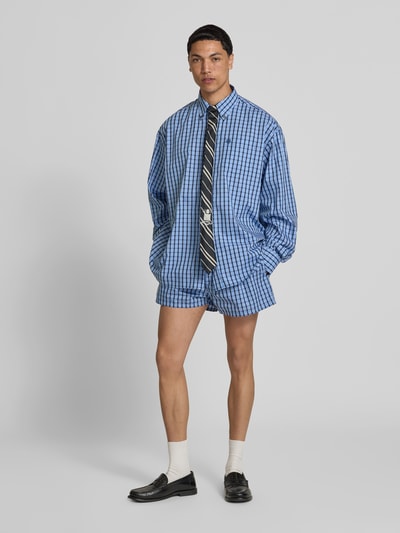 Männermodel trägt Boxershorts aus reiner Baumwolle von VETEMENTS mit Label-Patch, lockerer Passform, elastischem Bund und Trennungsnähten, Ganzkörperansicht von vorne