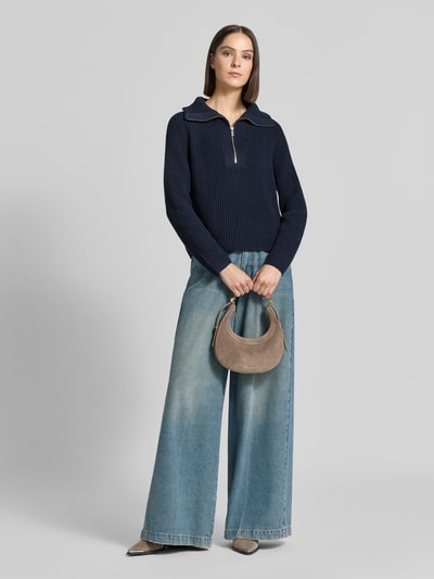 Frauenmodel trägt dunkelblauen Regular Fit Troyer aus Baumwoll-Mix von Oui, Rippstruktur, Reißverschluss, Ganzkörperansicht von vorne.