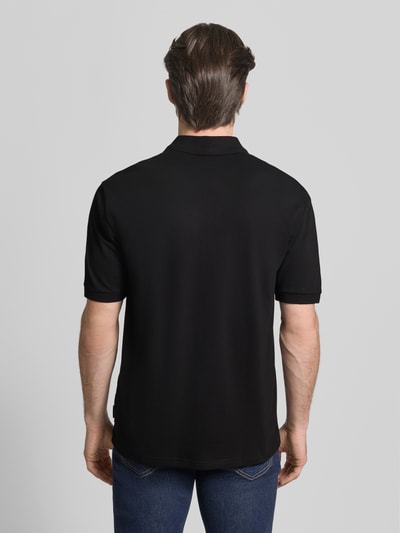 Mannelijk model draagt Regular Fit poloshirt met knoopsluiting van ARMANI EXCHANGE, mix van katoen en elastaan, labelprint, elastische mouwboordjes, ruglengte bij maat M 70 cm, zwarte kleur, structuur glad, ganzkörperansicht rückansicht.