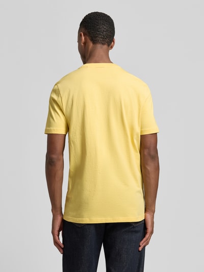 Männermodel trägt Regular Fit T-Shirt aus reiner Baumwolle Modell 'DERO222' von HUGO, Optik: Unifarben, Jersey, Ganzkörperansicht Rückansicht.